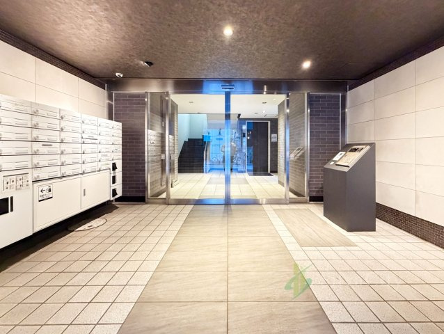代々木いずみマンションのエントランス|オートロックへと続くエントランススペース。住まう方やゲストを迎える、マンションの顔となる共用部です。