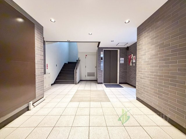 代々木いずみマンションのその他共用部分|エントランスから住戸へとつながる共用スペース。建物内への動線も確認していただけます。