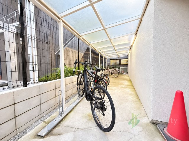 代々木いずみマンションの駐輪場|敷地内に設けられた駐輪スペース。実際の広さや利用状況なども現地でご確認いただけます。