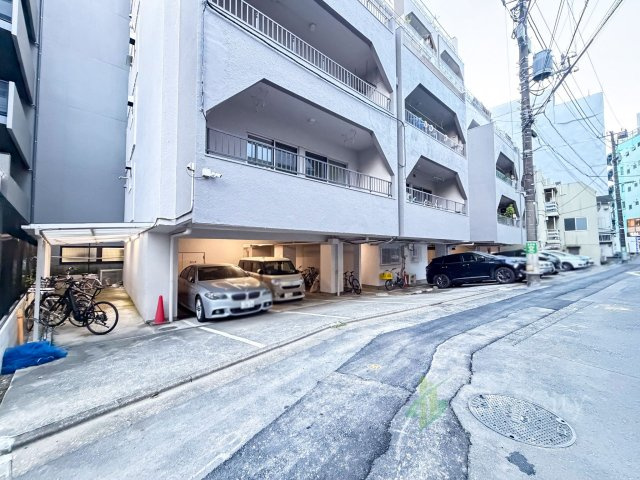 代々木いずみマンションの駐車場|敷地内駐車場の様子。空き状況やサイズ・利用条件についてはお問い合わせください。