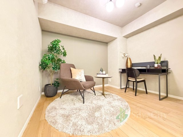 代々木いずみマンションの洋室|約4.3帖のサービスルーム。収納を備え、ライフスタイルに合わせて多用途に活用できる空間です。