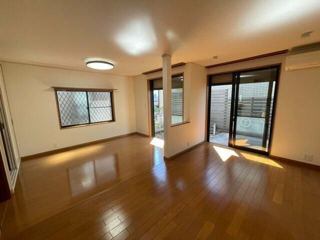 武蔵野市関前１丁目戸建の居間・リビング