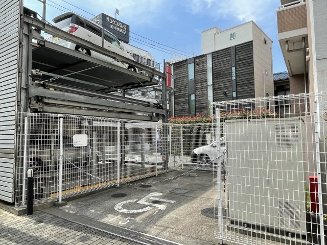 府中市宮西町３丁目の賃貸マンションの駐車場