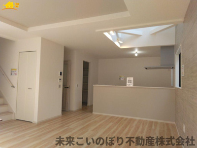 【居間・リビング】 | KIS久喜市中妻2期 | 一日の中で多くの時間を過すことになるリビングダイニングだからこそ、いつも穏やかな空間であることが必然。爽やかな通風と採光を存分に感じる事が出来る空間です。