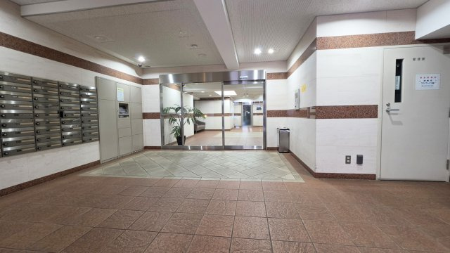 スカイコート神田弐番館のエントランス|風除室