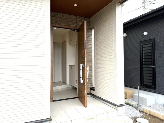 比企郡吉見町久保田　新築戸建の玄関