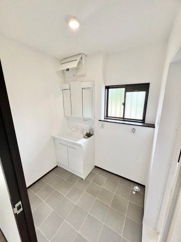 川越市豊田本４丁目の中古一戸建の独立洗面台|洗面台やクッションフロアも新しくなった洗面室です。