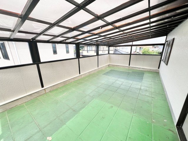 川越市豊田本４丁目の中古一戸建のバルコニー|南西向きの広いルーフバルコニー。
屋根付きで雨の日も安心です。