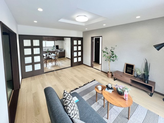 川越市豊田本４丁目の中古一戸建の居間・リビング|敷地60坪超！駐車5台可能な6LDK大型中古戸建！
LDKはゆったり18帖の広さ。
資料請求やご見学などお気軽にお問い合わせください。
※家具、小物、スタンドライト、シーリングライトは販売対象外です。