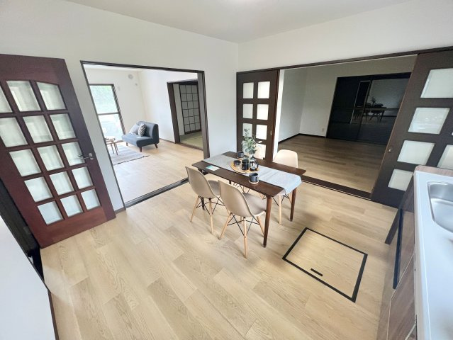 川越市豊田本４丁目の中古一戸建の居間・リビング|18帖のLDKと8帖の洋室が続き間になっており、開放的な住空間に♪
ご家族でゆったりとくつろぐことができます。