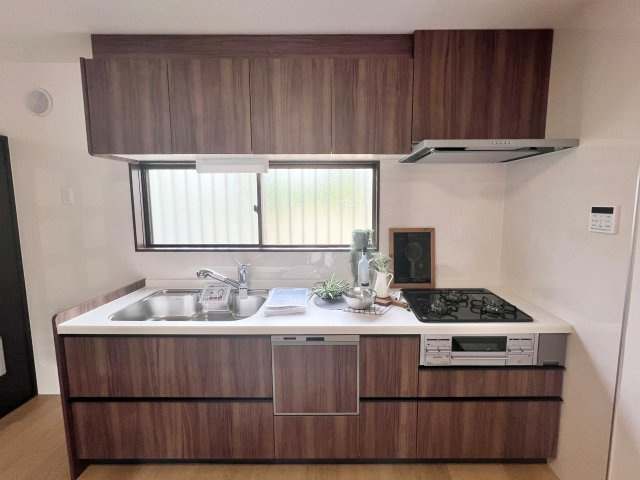 川越市豊田本４丁目の中古一戸建のキッチン|木目調で落ち着いた印象のシステムキッチンです。
ビルトイン食洗機付きで家事も楽々♪