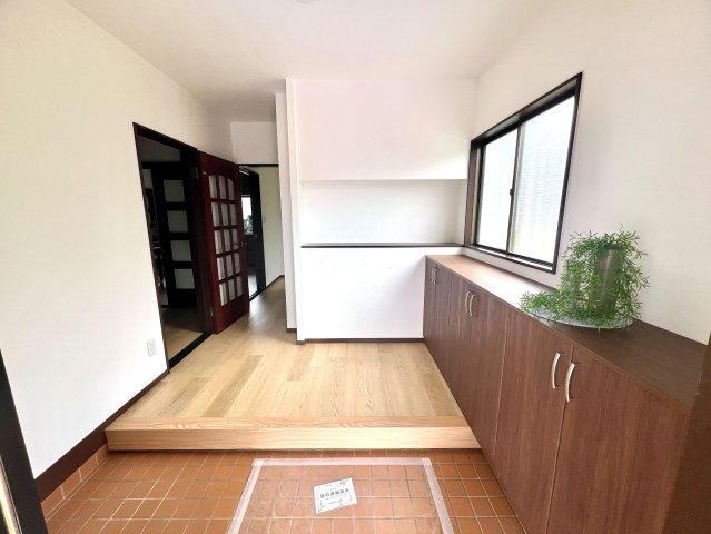 川越市豊田本４丁目の中古一戸建の玄関|窓からの採光があり、明るく広い玄関ホールです。
収納もたっぷりあり、スッキリとした印象です。