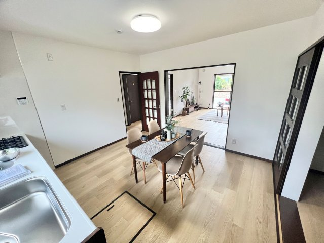 川越市豊田本４丁目の中古一戸建のキッチン|キッチンと洗面室が隣接した使い勝手の良い間取りです。