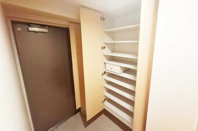 ローレルコート鳳の玄関|玄関：下駄箱付きですっきり整えやすい玄関です。