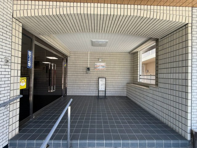 グリーンパーク西葛西のエントランス|ゆとりある共用エントランスが、住まう方やゲストを心地よく迎えます。