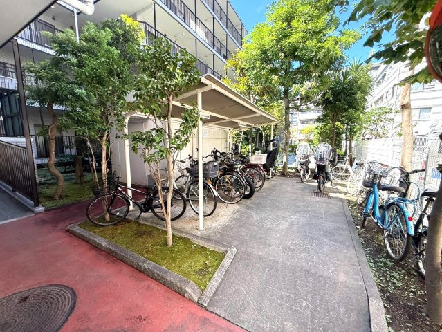 グリーンパーク西葛西の駐輪場|敷地内に駐輪場を完備。毎日のお買い物や通勤・通学にも便利です。