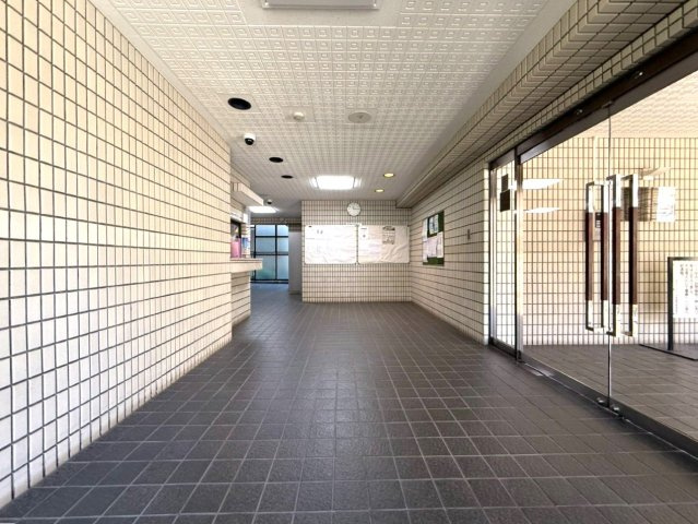 グリーンパーク西葛西のエントランス|清潔感のある落ち着いたエントランス。毎日の出入りを心地よく迎えます。