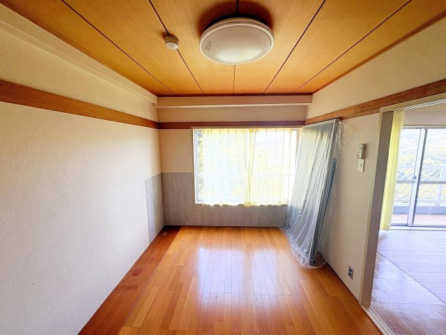 中古マンション  スプリングハイツ伊東の洋室
