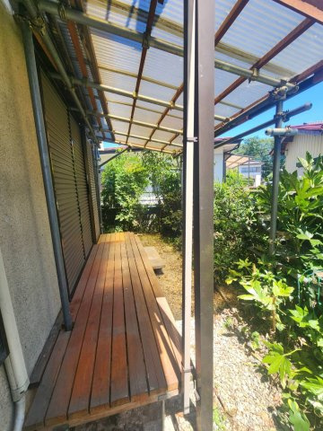 大きな家庭菜園・庭付（一部リフォーム）黒磯戸建の設備|東側のウッドデッキと屋根は売主様の造作です。