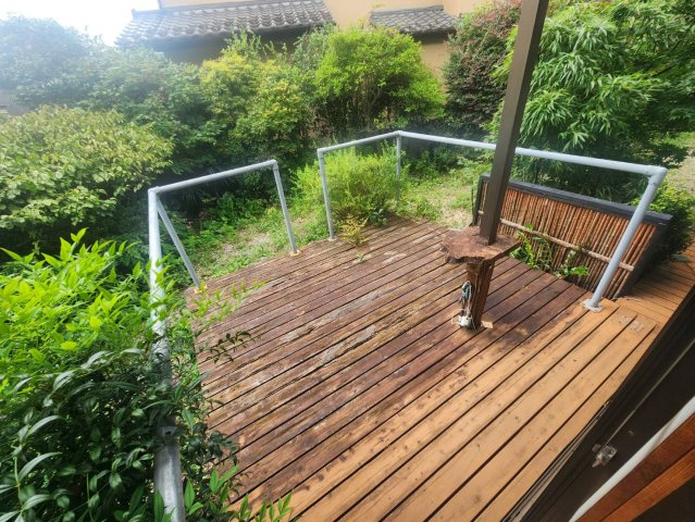 大きな家庭菜園・庭付（一部リフォーム）黒磯戸建の設備|南側のウッドデッキ（手入れが必要です）
