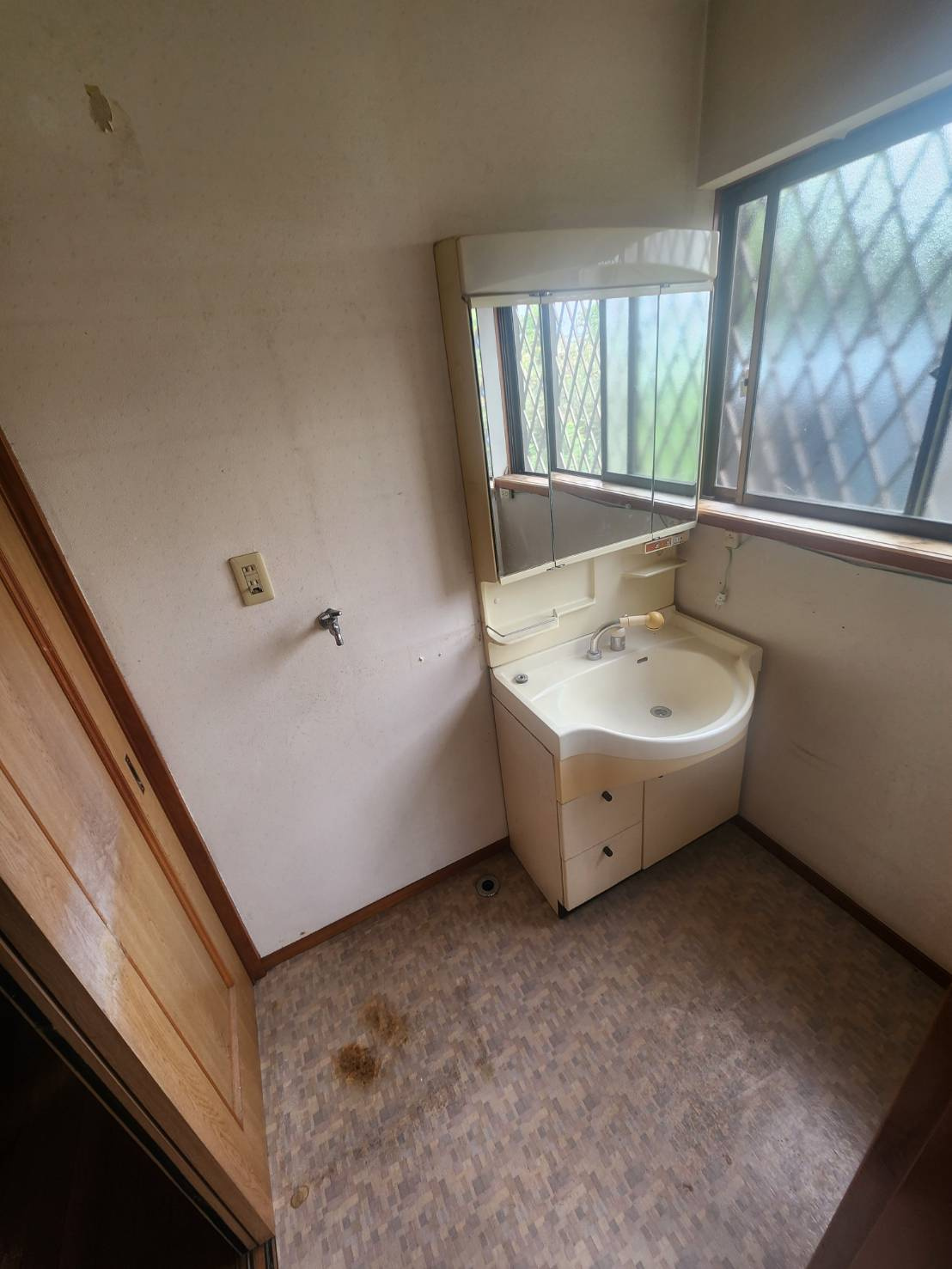 大きな家庭菜園・庭付（一部リフォーム）黒磯戸建の独立洗面台|1階の明るい洗面所です。その横が洗濯機置場になります。