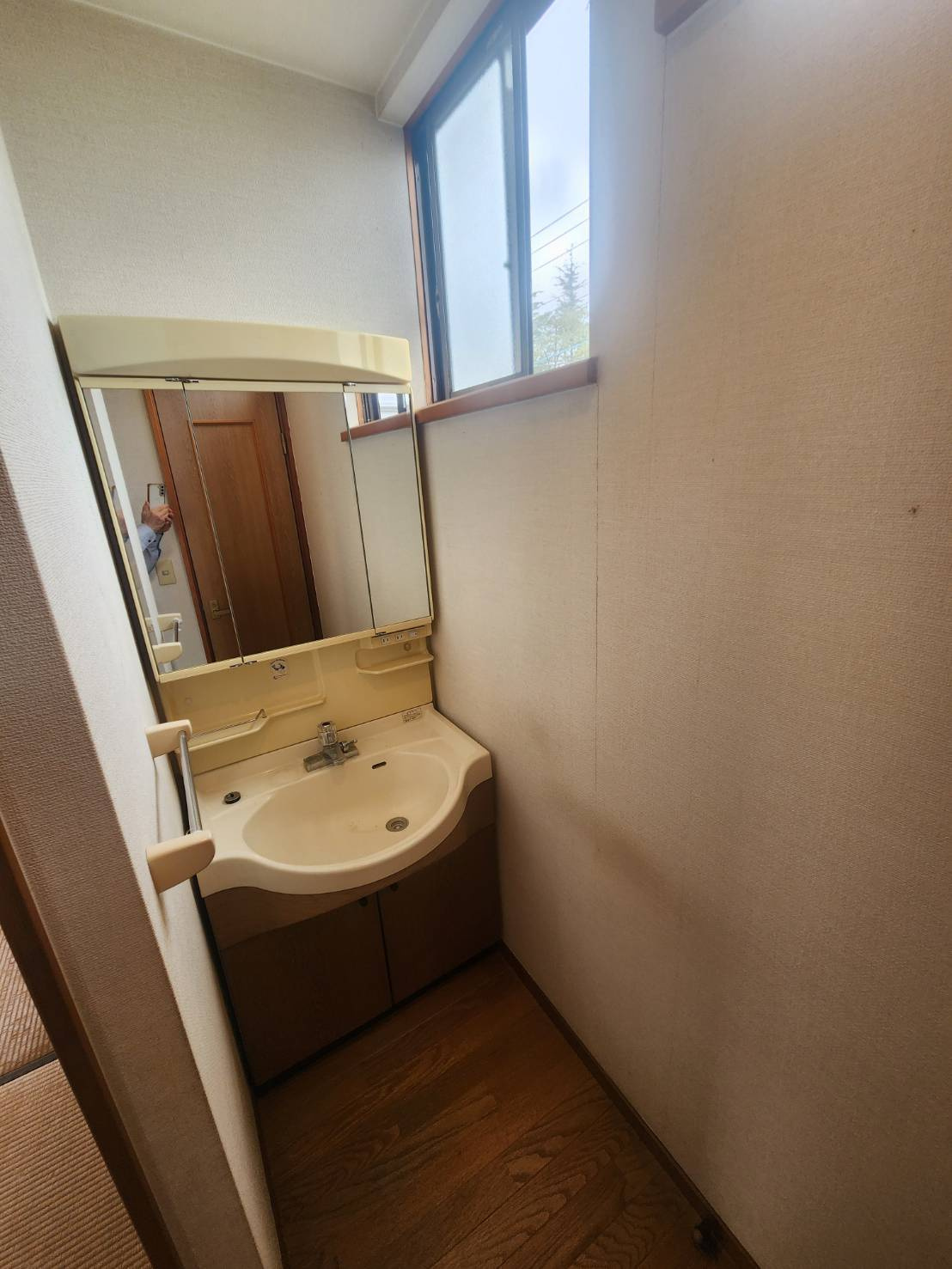 大きな家庭菜園・庭付（一部リフォーム）黒磯戸建の独立洗面台|2階の明るい洗面所　