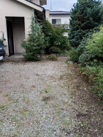 大きな家庭菜園・庭付（一部リフォーム）黒磯戸建の庭|道路入口から玄関方面　駐車はたくさんできます。