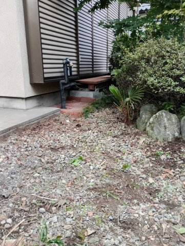 大きな家庭菜園・庭付（一部リフォーム）黒磯戸建の庭|玄関横に水散水用蛇口があります