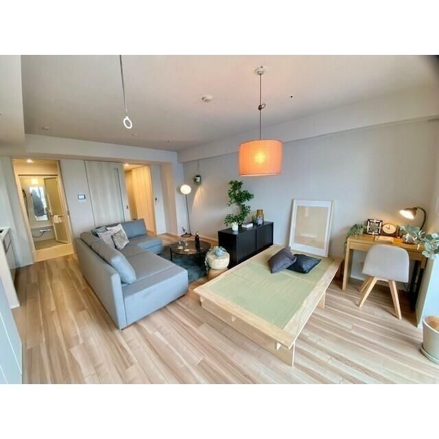 ＳＨＩＢＵＹＡ　ＣＡＳＴ．　ＡＰＡＲＴＭＥＮＴの居間・リビング