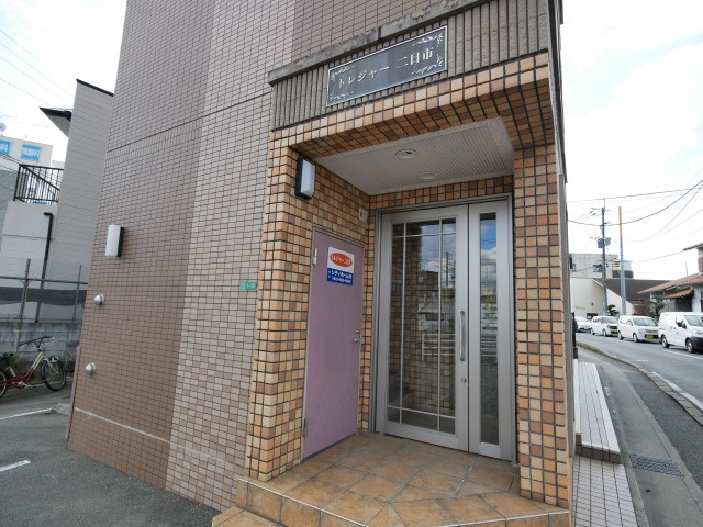 トレジャー二日市のエントランス