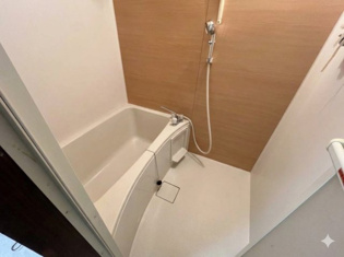 荷物は一部AIを使用し消しております。