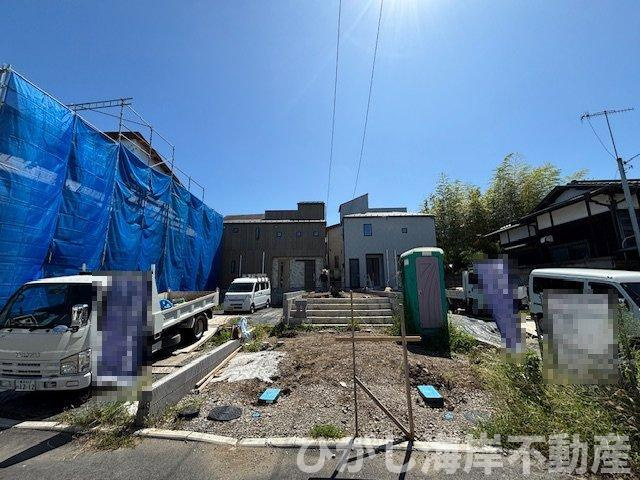茅ヶ崎市富士見町　新築戸建　全２棟の前面道路含む現地写真|9月14日撮影　外構工事中　現地外観