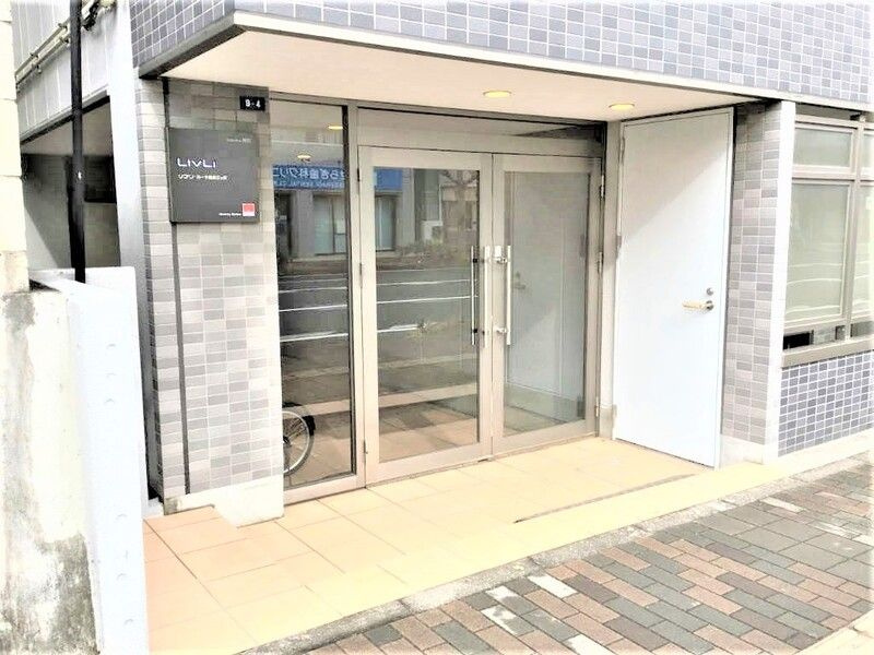 横浜市神奈川区三ツ沢中町の賃貸マンションのエントランス