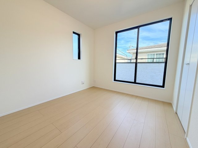 八潮市鶴ケ曽根　新築戸建　全3棟　B号棟の洋室|2面採光の明るい洋室5.25帖