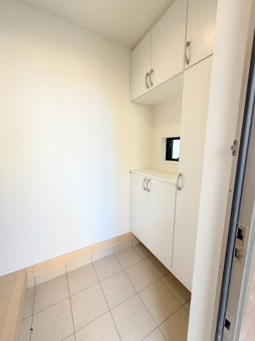 八潮市鶴ケ曽根　新築戸建　全3棟　B号棟の玄関|カウンター部分にはお好きなインテリアが飾れます