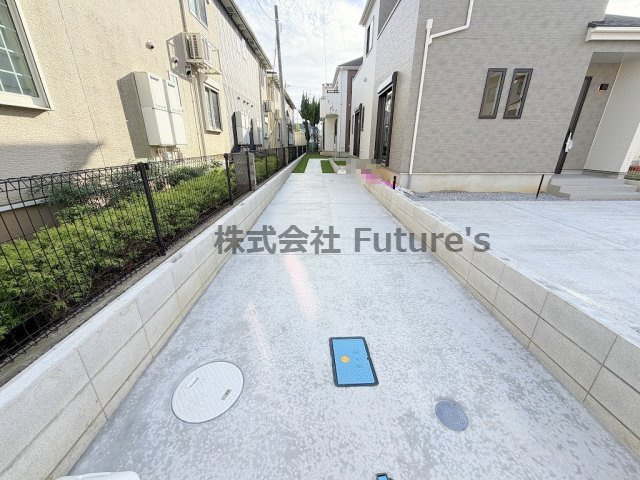 八潮市鶴ケ曽根　新築戸建　全3棟　B号棟の駐車場|家族の車＋来客用にも便利な並列2台駐車