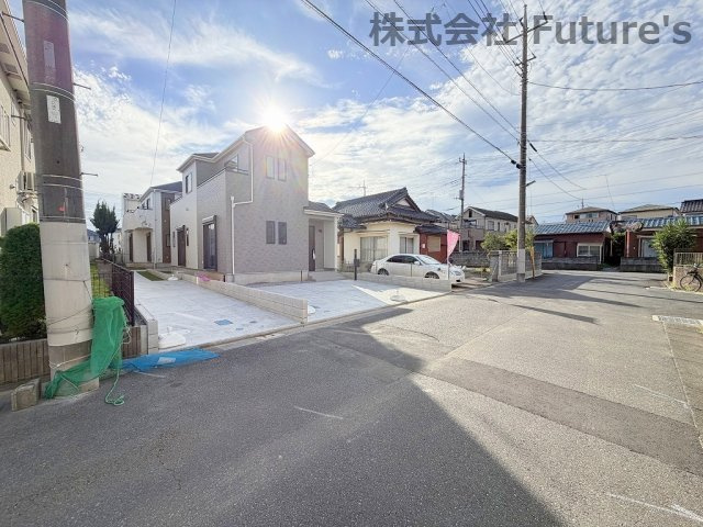 八潮市鶴ケ曽根　新築戸建　全3棟　B号棟の前面道路含む現地写真|前面道路含む現地写真です。