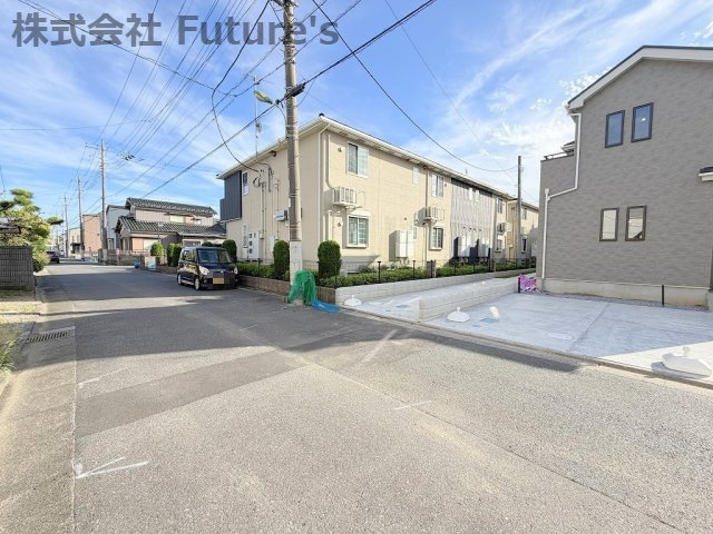八潮市鶴ケ曽根　新築戸建　全3棟　B号棟の前面道路含む現地写真|前面道路含む現地写真です。