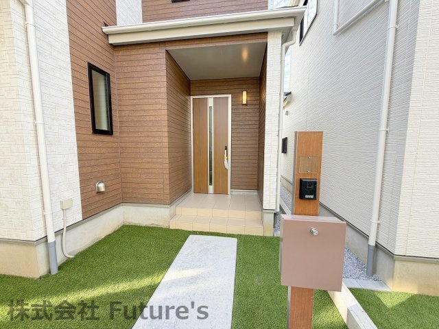 八潮市鶴ケ曽根　新築戸建　全3棟　B号棟のエントランス|玄関アプローチの写真です