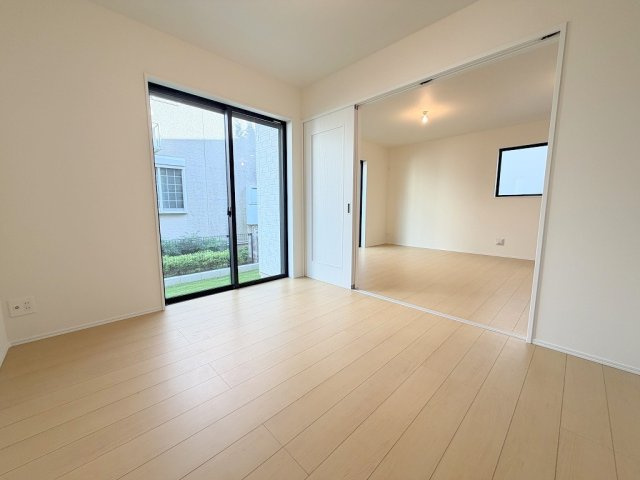 八潮市鶴ケ曽根　新築戸建　全3棟　B号棟の洋室|リビング横の洋室5.25帖