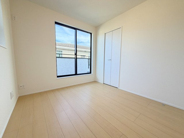八潮市鶴ケ曽根　新築戸建　全3棟　B号棟の洋室|クローゼット付の洋室5.25帖・子供部屋としていかがでしょう