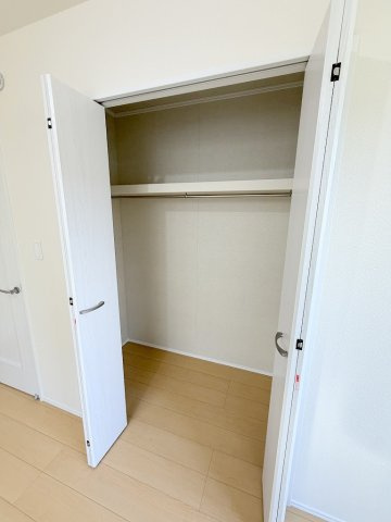 八潮市鶴ケ曽根　新築戸建　全3棟　B号棟の収納|大切な衣類を収納できるクローゼット完備