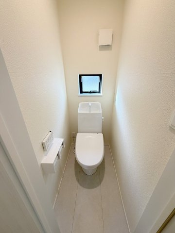 八潮市鶴ケ曽根　新築戸建　全3棟　B号棟のトイレ|2階のトイレです