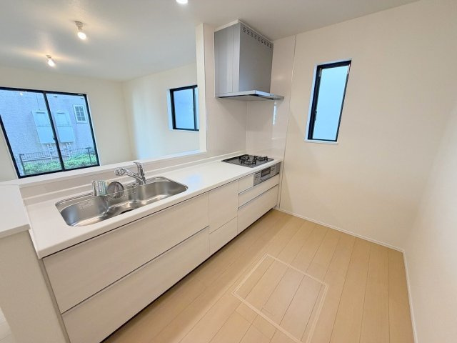 八潮市鶴ケ曽根　新築戸建　全3棟　B号棟のキッチン|会話の弾む対面システムキッチンです