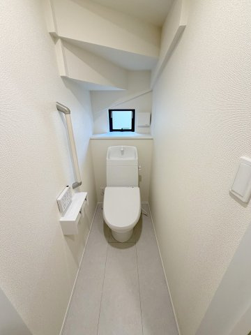 八潮市鶴ケ曽根　新築戸建　全3棟　B号棟のトイレ|1階のトイレです