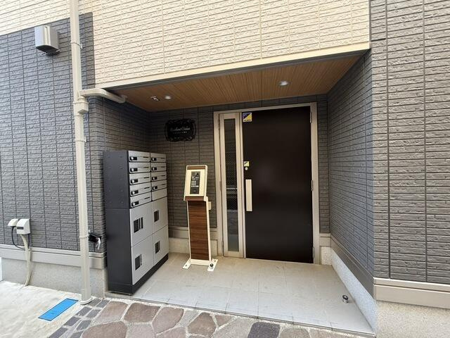多摩市落合１丁目のアパートのエントランス