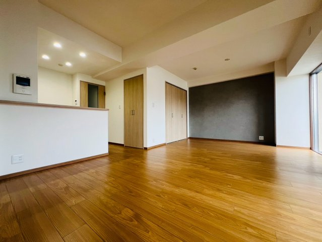 カサベラセントラルプラザ長田の居間・リビング|アクセントクロスがオシャレ◎
