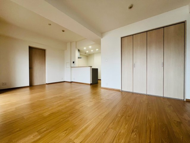 カサベラセントラルプラザ長田の居間・リビング|広々18帖のリビングです。家具を置いても広々としており、快適にお住まいいただけます。窓が多いので、光を多く取り込んでお部屋を明るく保ちます。