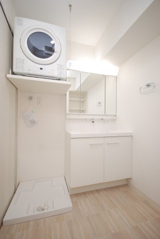 T-ONEビルの独立洗面台|シャワー付独立洗面台！3面鏡タイプで、身支度に大活躍です！