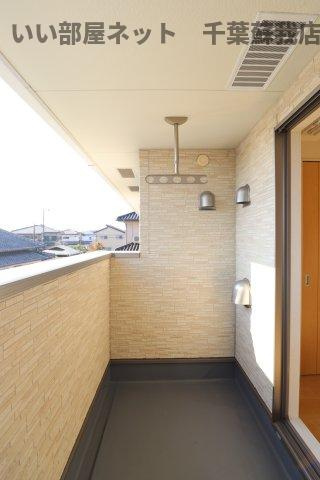 グランシャリオⅢのバルコニー|外からの目が気にならないバルコニーで洗濯物が干せます